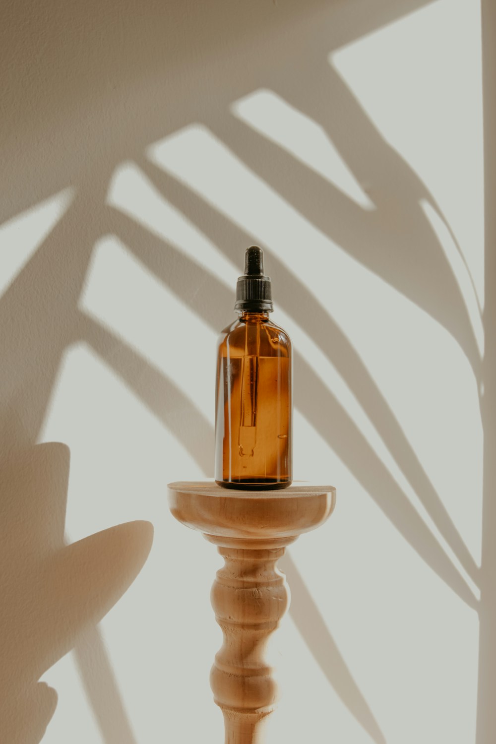 Flacon de ulei de îngrijire în lumină naturală, concept Aurea